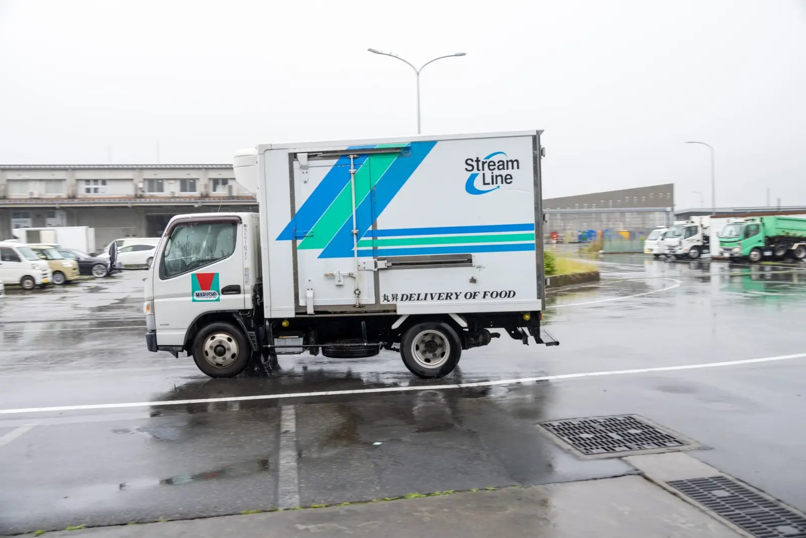 市場を走るストリームラインの配送車